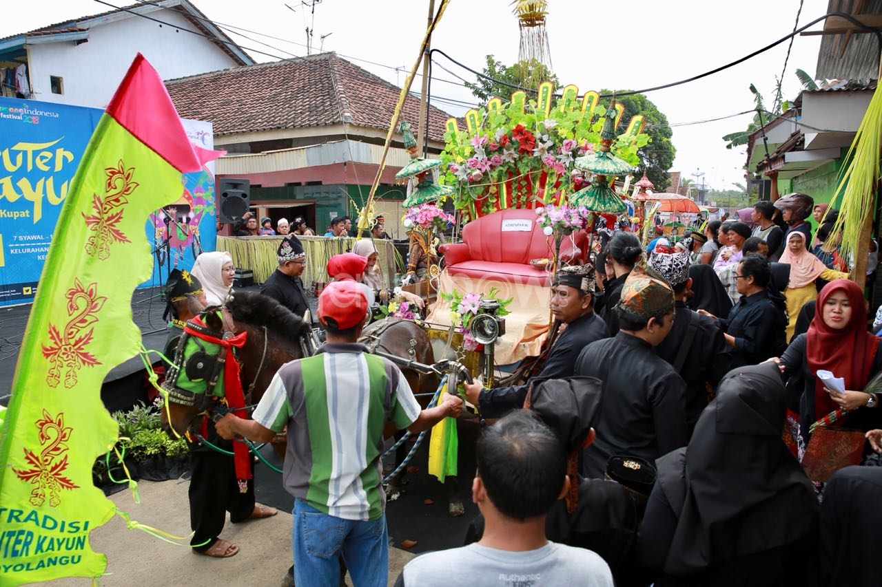 Arak-arakan tradisi Puter Kayun menggunakan dokar./Foto: 


