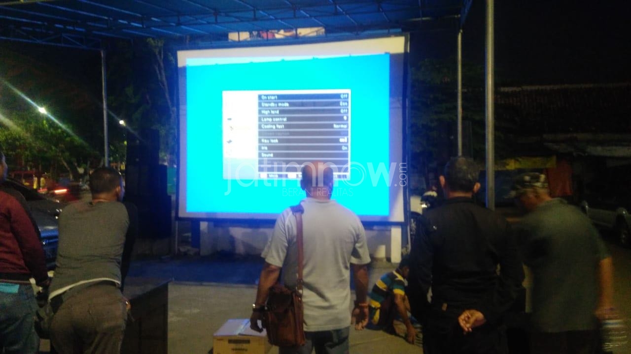 Layar besar yang dipasang untuk nonton bareng./Foto: Arry Saputra.