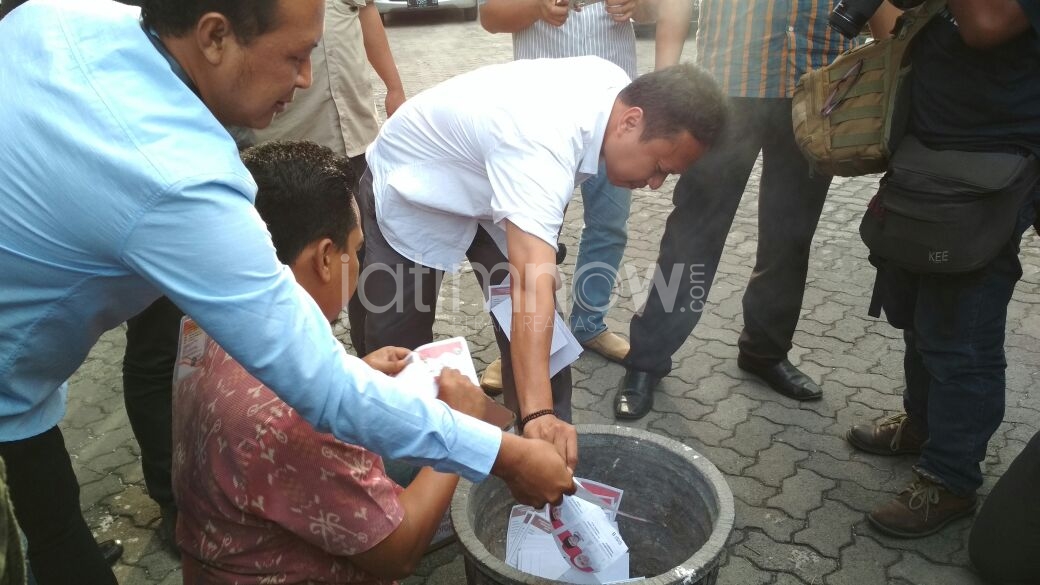 Pemusnahan surat suara yang rusak.