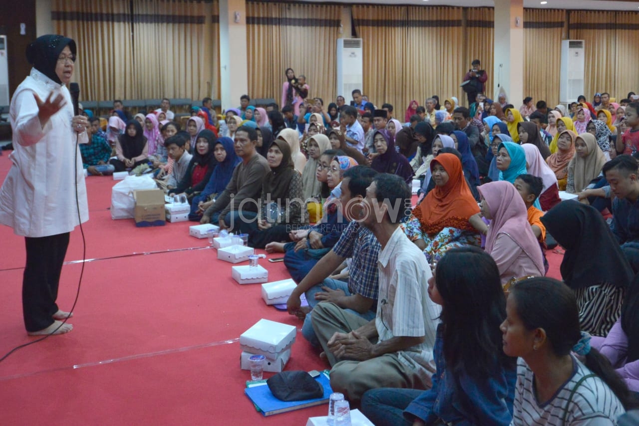 Suasana doa bersama dengan Risma.