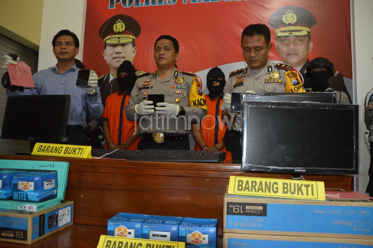 Petugas menunjukkan barang bukti dan tersangka.