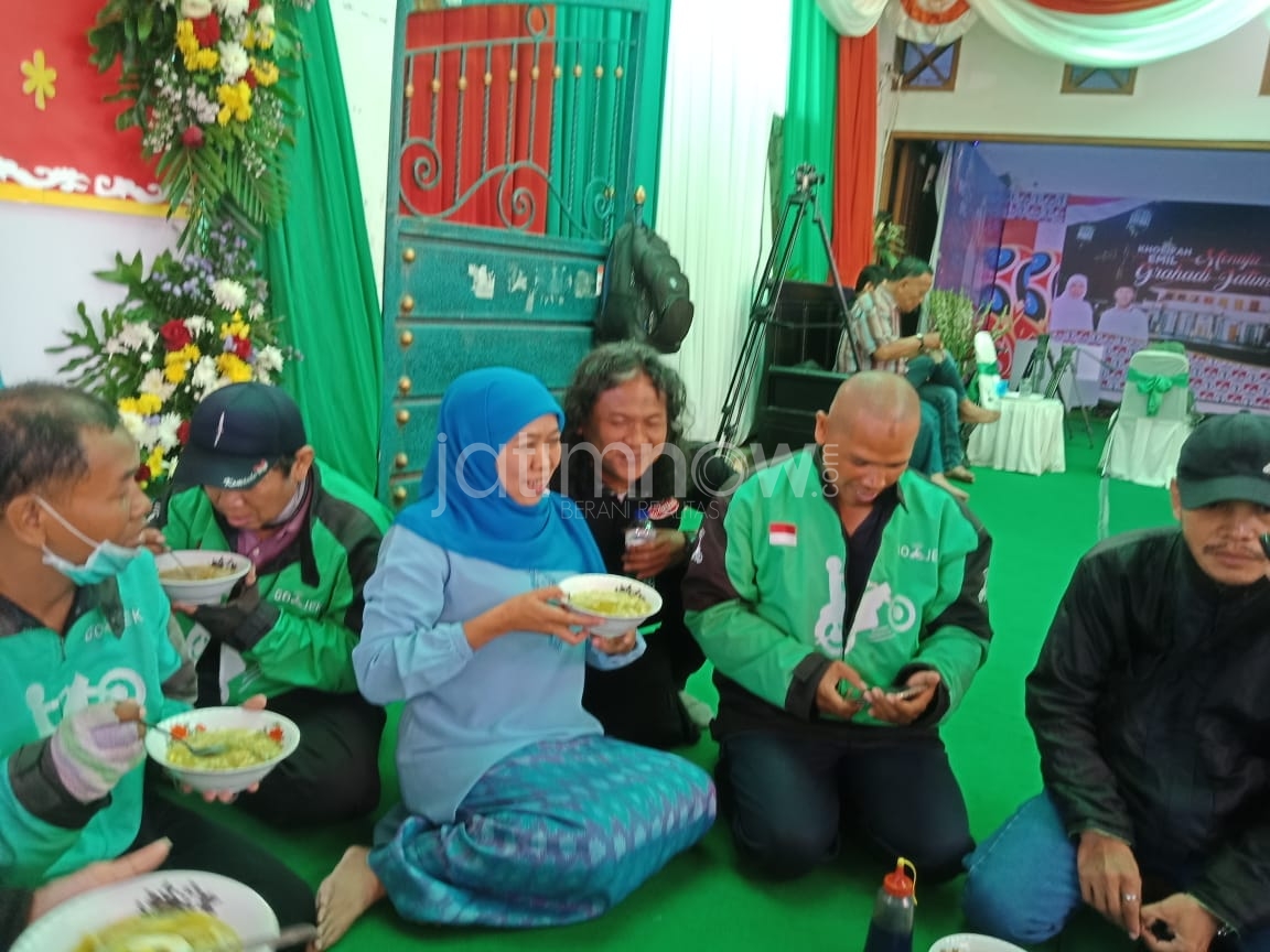 Khofifah sarapan bersama pengemudi ojek online. 