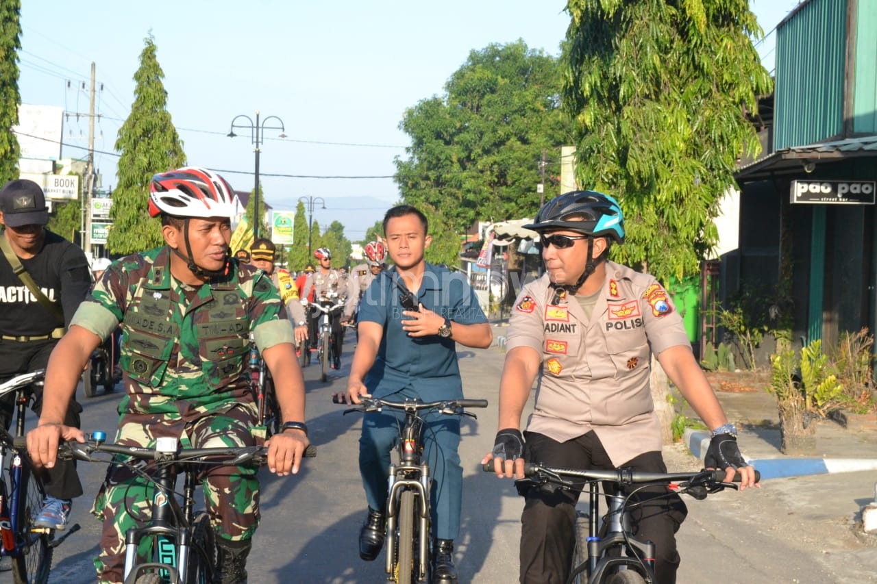 Kapolres Ponorogo, AKBP Radiant dan Dandim 0802 Ponorogo, Letkol INF Made Sandy Agusto, bersepeda.