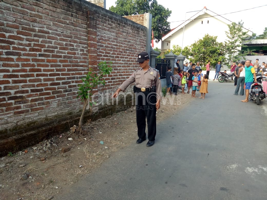 Petugas menunjukkan lokasi hilangnya motor.