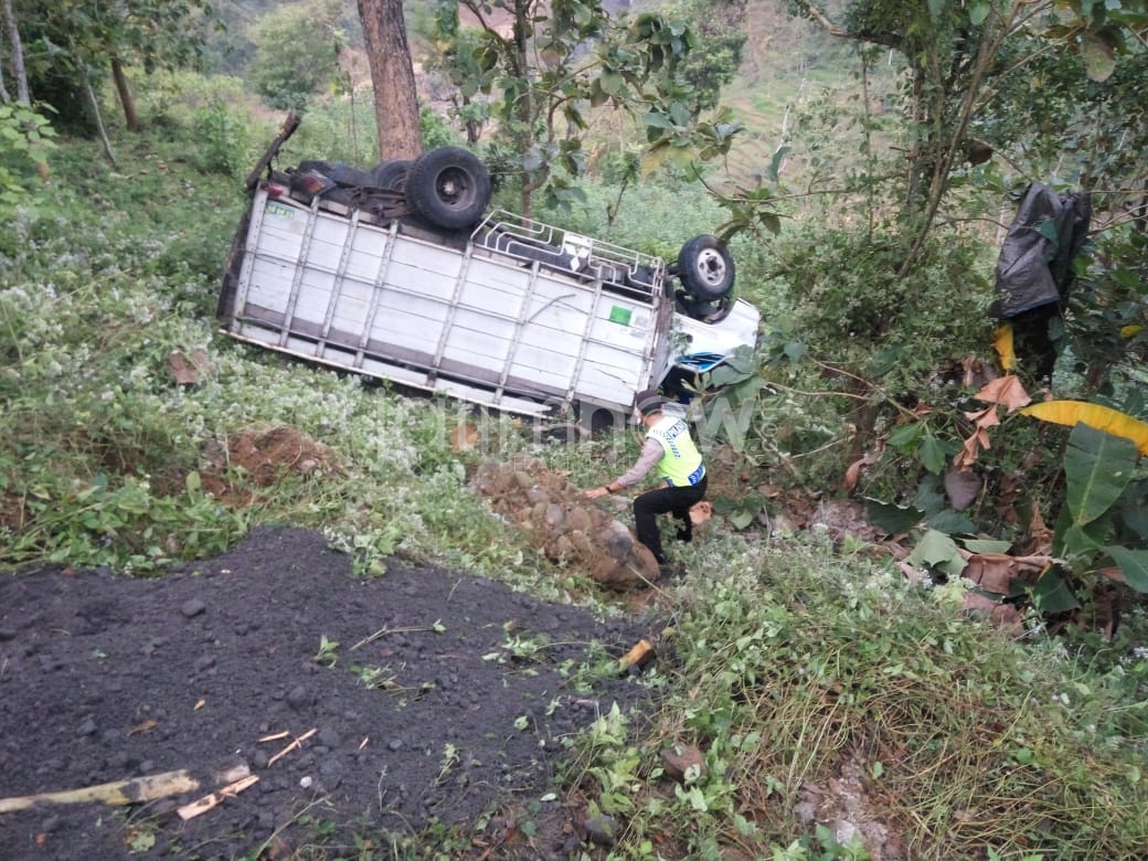 Truk yang jatuh ke jurang.