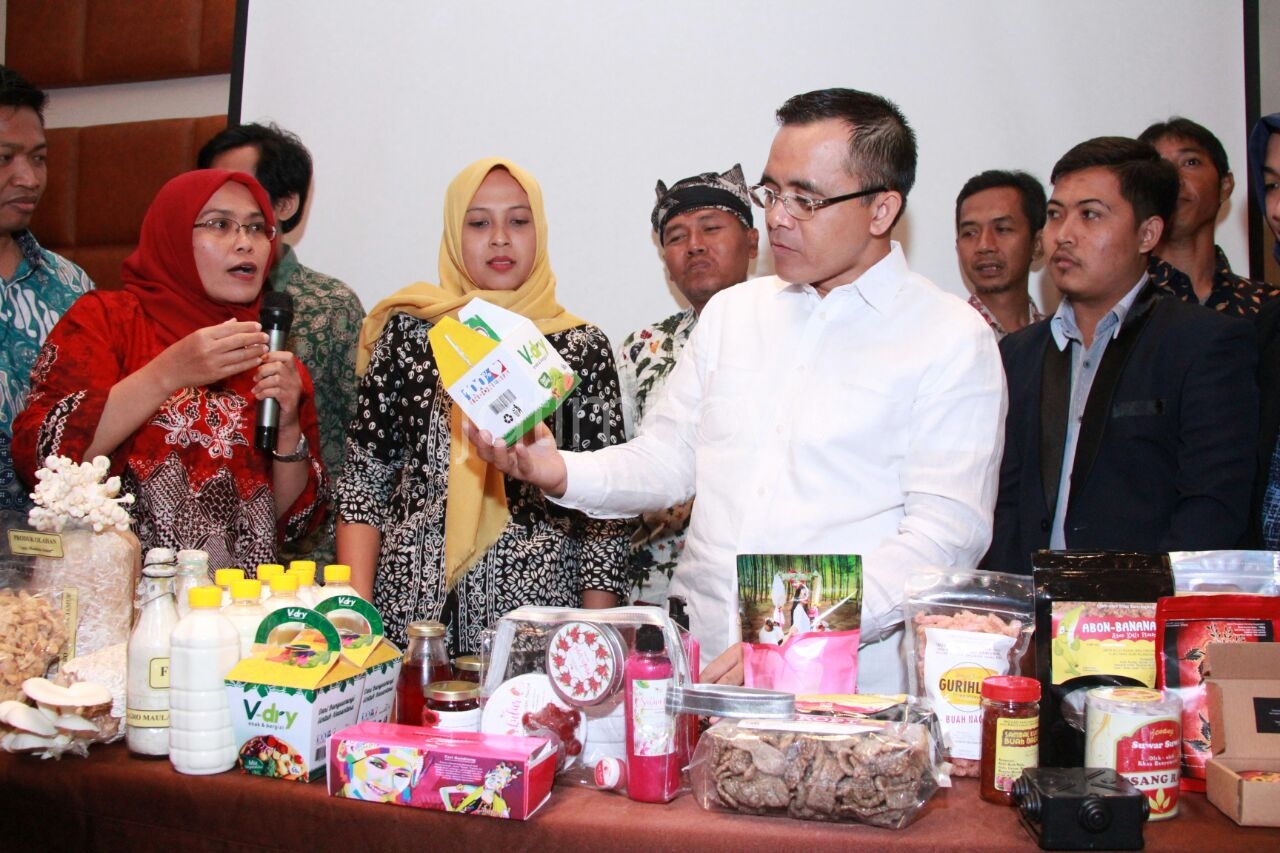 Bupati Anas menunjukkan produk startup./Foto: Humas Pemkab Banyuwangi for jatimnow.com.