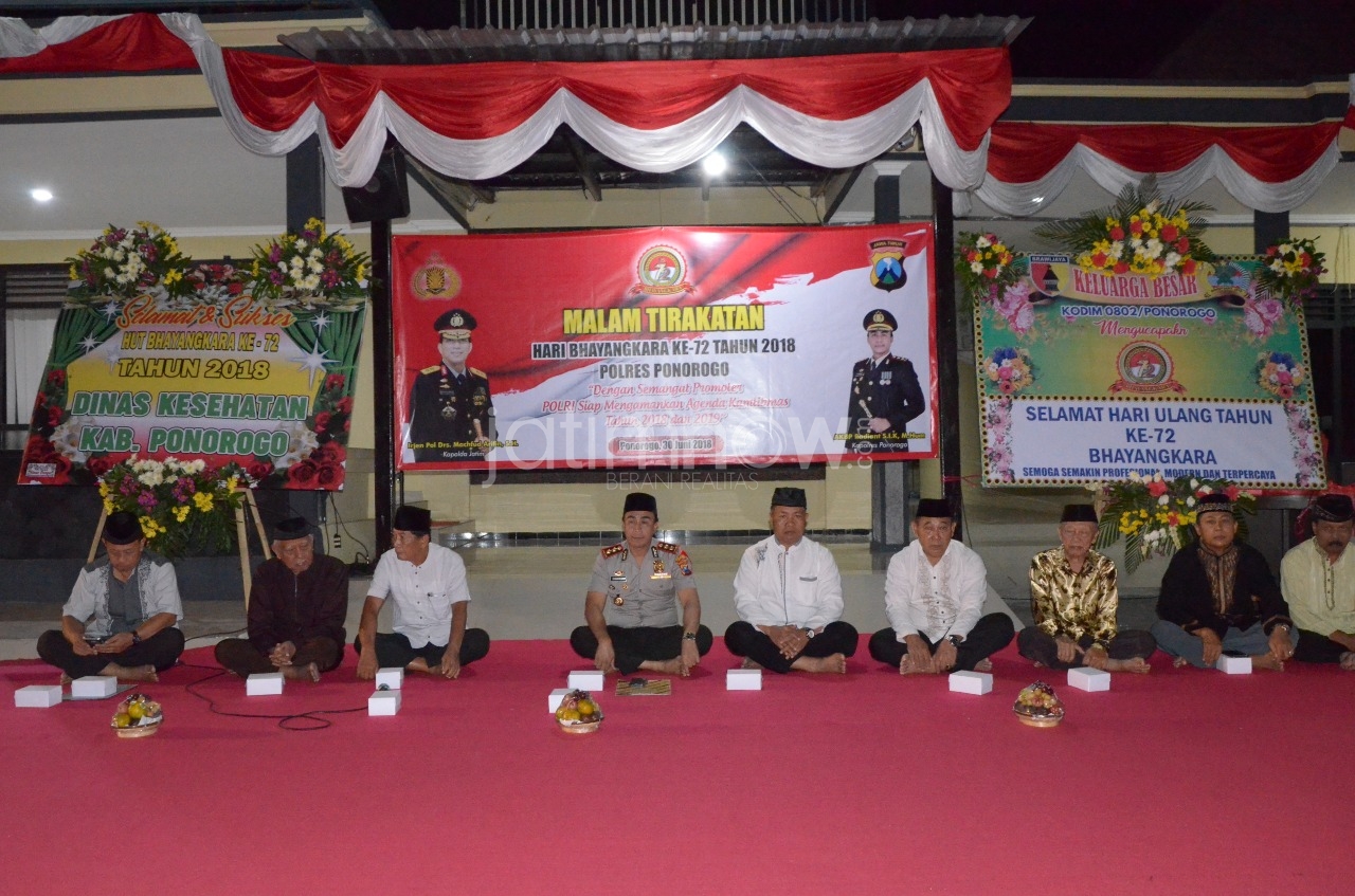 Kapolres Ponorogo dan jajaran saat menggelar malam tirakatan.