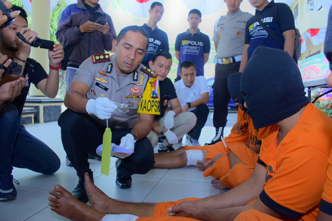 Petugas dan tersangka.