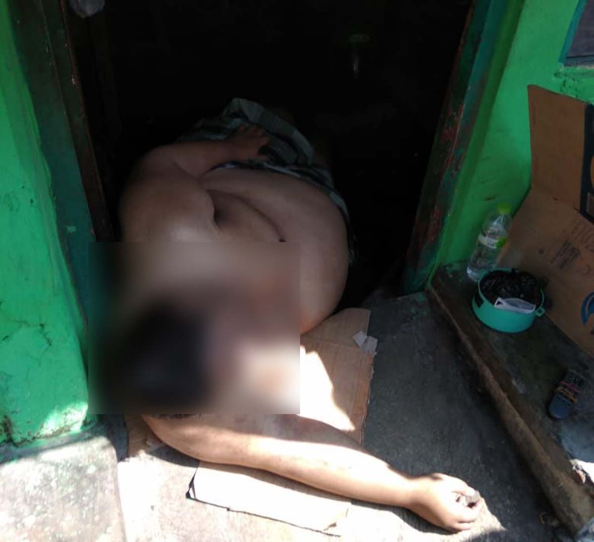 Korban tergeletak di lantai.