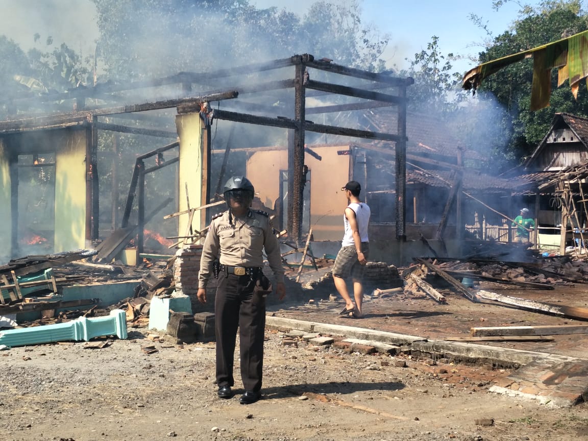 Rumah Sukamto yang terbakar.