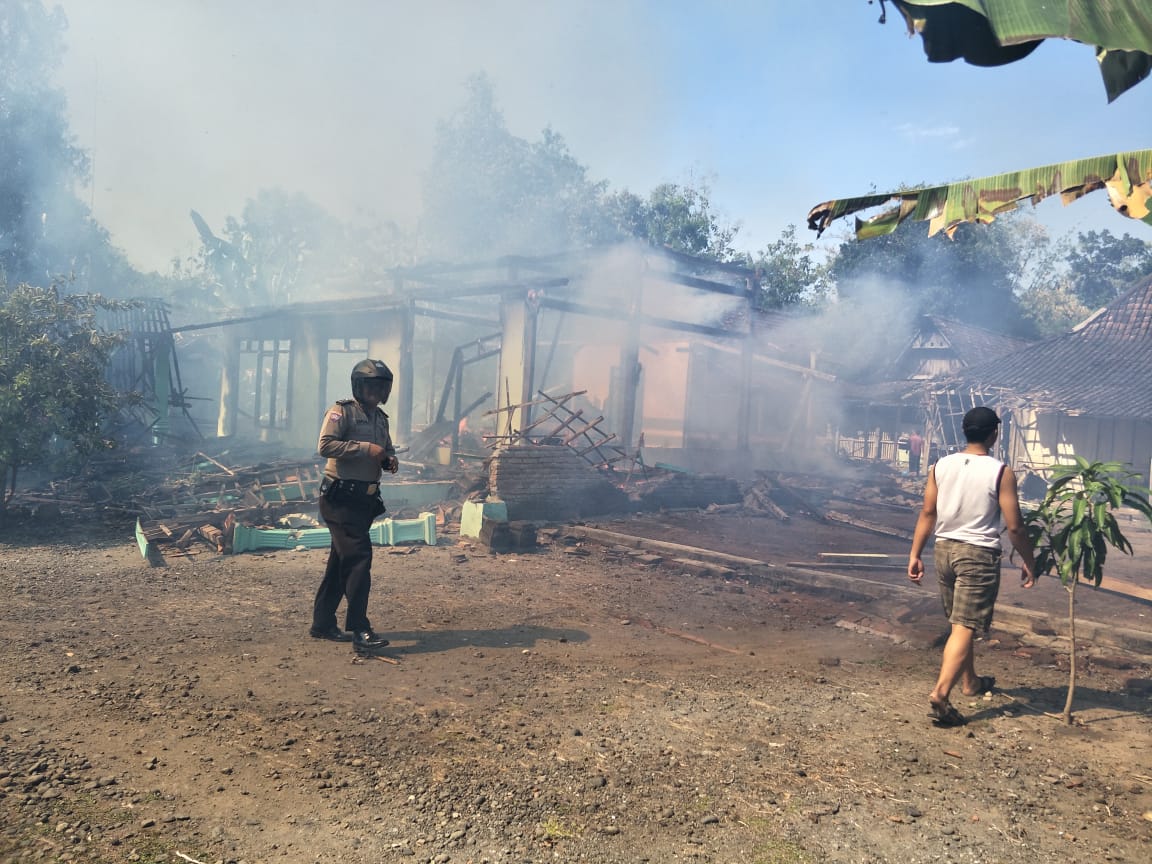 Berita Foto: Warga dan Petugas Berjibaku Memadamkan Api di Ngawi