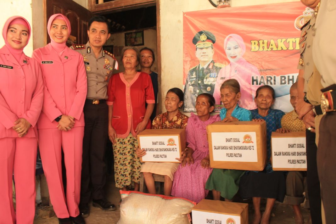 Kapolres Pacitan dan jajaran memberikan sumbangan bantuan.