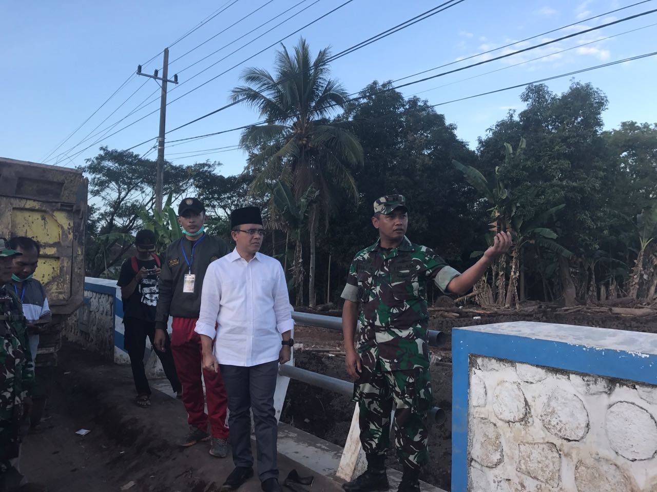 Bupati Anas saat meninjau lokasi terdampak banjir bandang beberapa waktu lalu./Foto: Humas Pemkab Banyuwangi fot jatimnow.com.