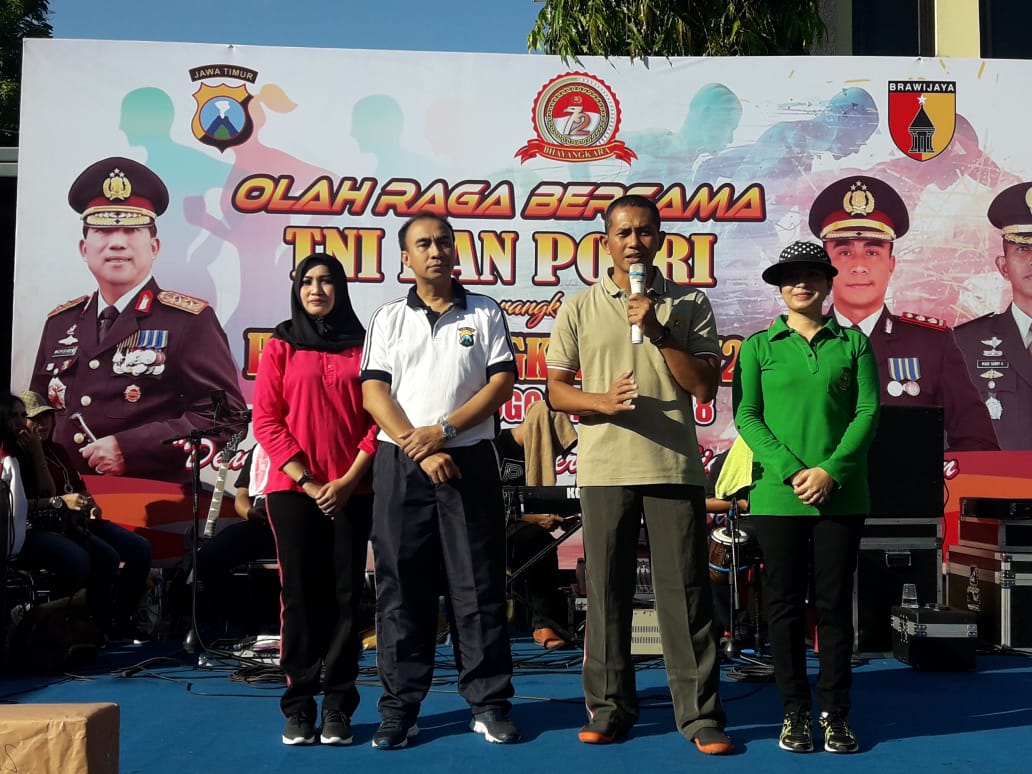 Kapolres bersama Dandim saat acara olahraga bersama.