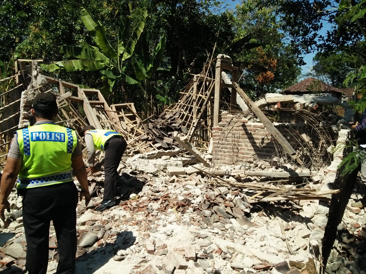 Rumah warga yang roboh akibat angin kencang.