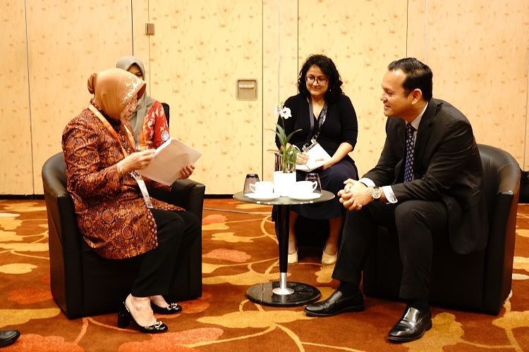 Walikota Surabaya Tri Rismaharini bersama Menteri Pembangunan Nasional dan Sumber Daya Manusia Zaqy Mohamad saat di Singapura.
