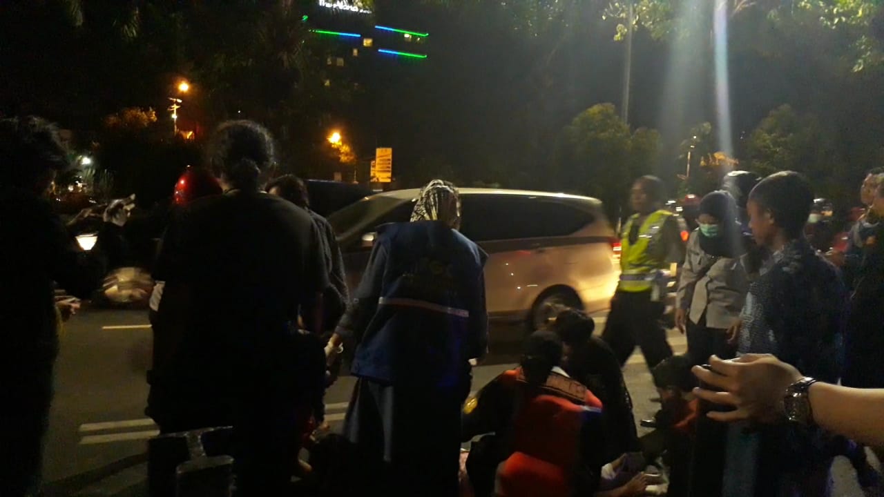 Petugas saat melakukan evakuasi korban kecelakaan.