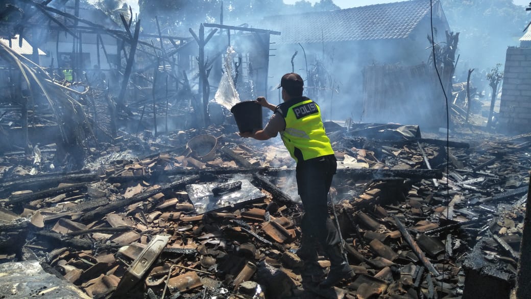 Petugas membantu memadamkan api.