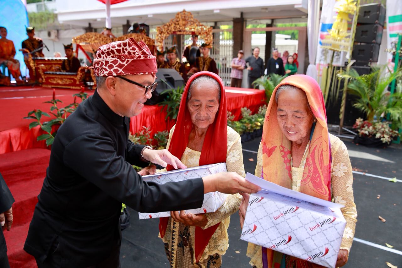 Nenek Tanem dan Tandur, mendapatkan penghargaan dari Bupati Anas./Foto: Humas Pemkab Banyuwangi for jatimnow.com.