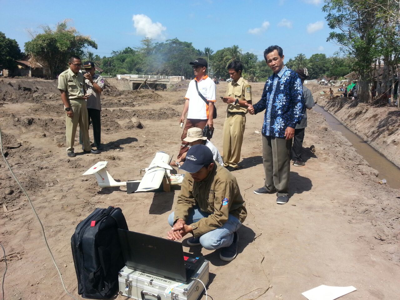 Petugas mempersiapkan pesawat mini drone untuk pemetaan wilayah.