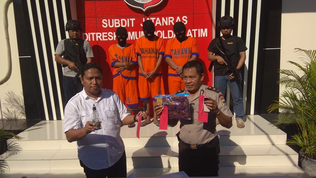 Petugas menunjukkan barang bukti dan tersangka.