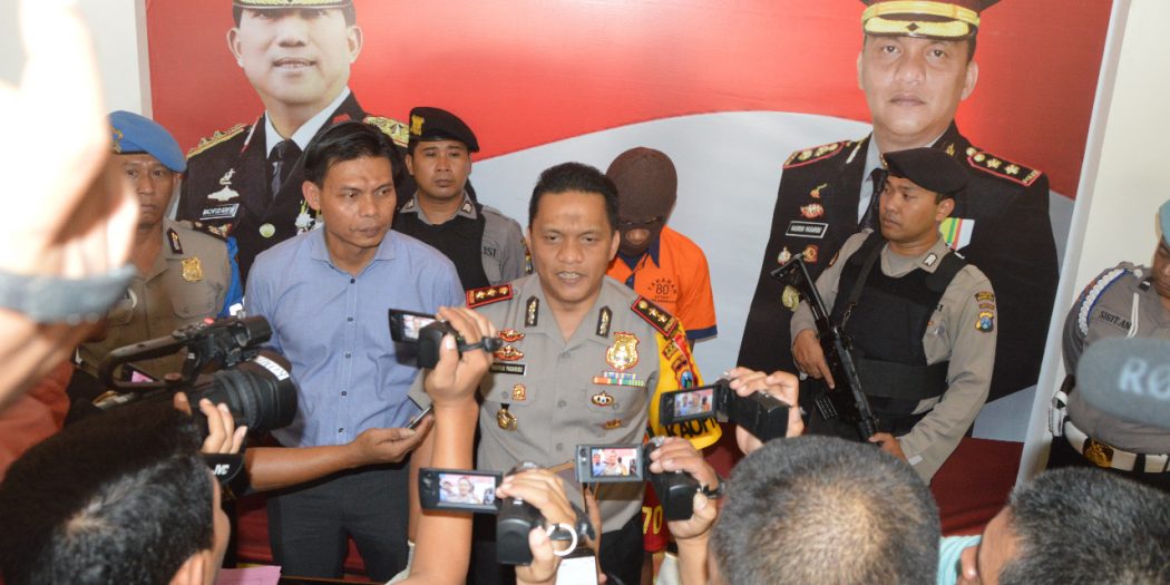 Petugas dan tersangka di Mapolres Madiun Kota.