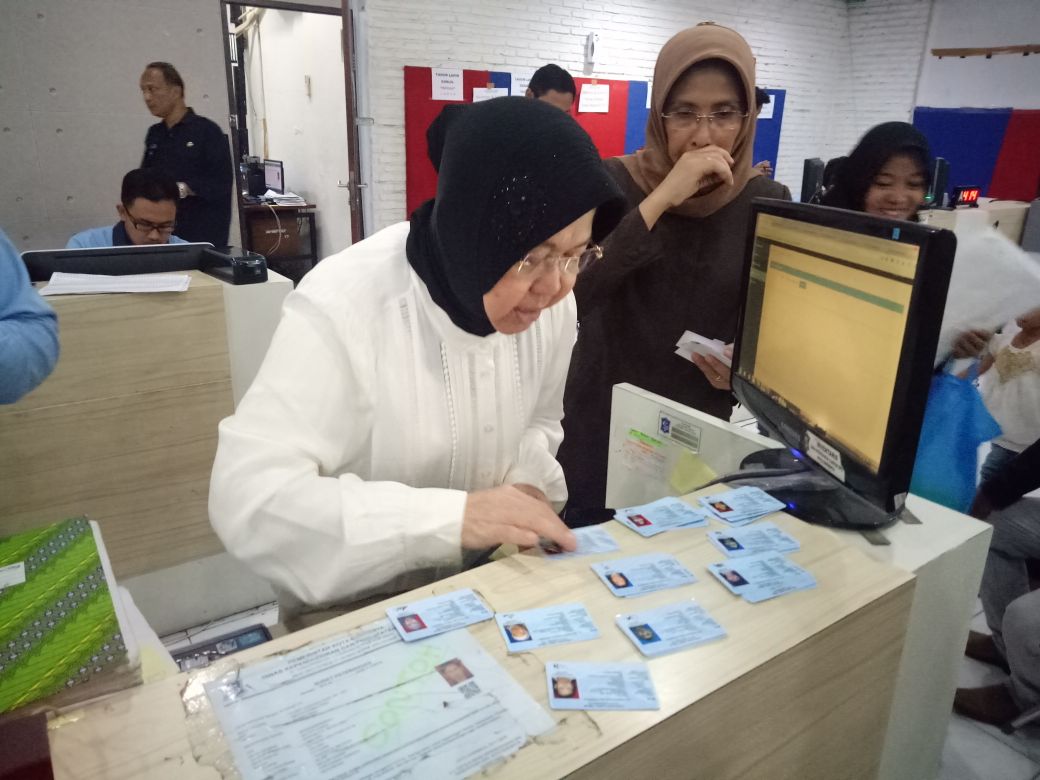Wali Kota Surabaya Tri Rismaharini saat melakukan Sidak di Dispendukcapil.