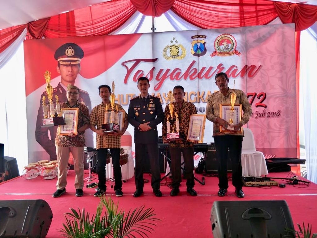 Kapolresta Sidoarjo usai memberikan penghargaan siskamling terbaik.