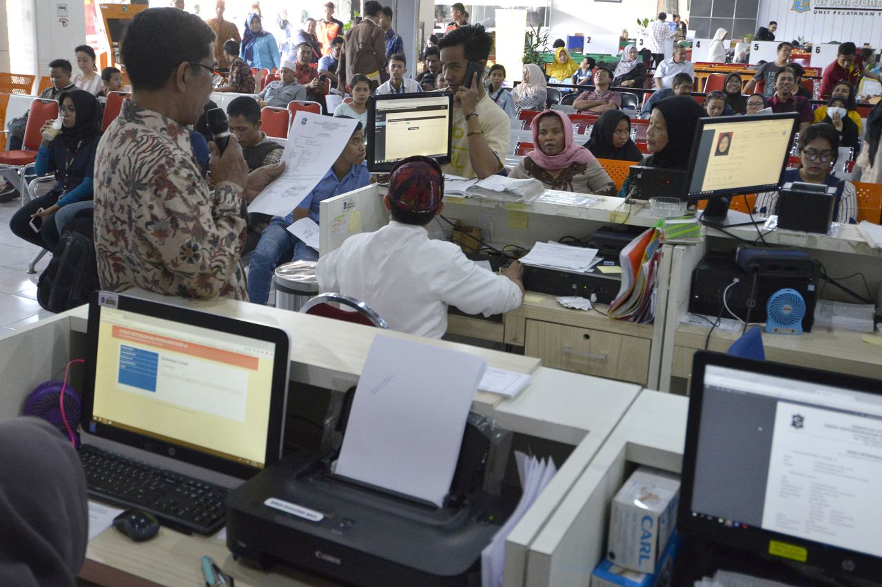 Suasana di Kantor Dispendukcapil Surabaya.