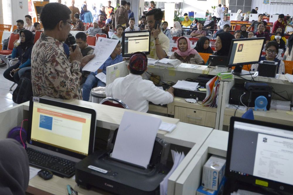 Suasana di Kantor Dispendukcapil Surabaya/ foto dokumen

