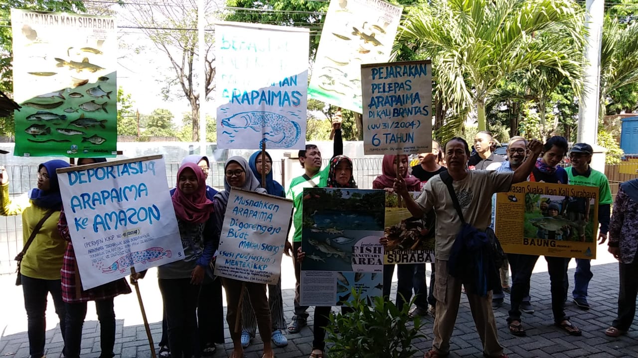 Para aktifis lingkungan yang melakukan aksi protes.