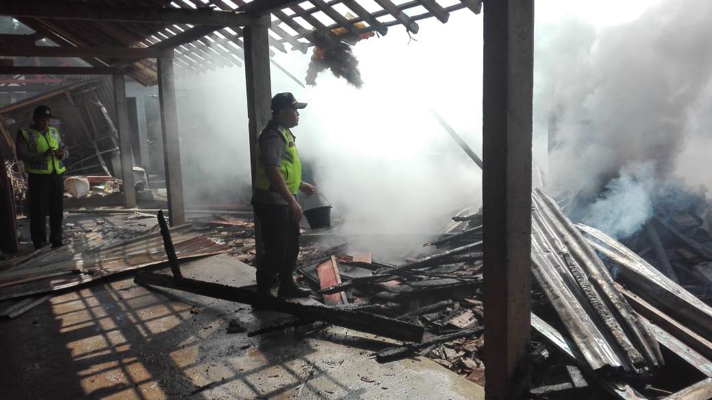 Kios di Pasar Blumbang yang terbakar