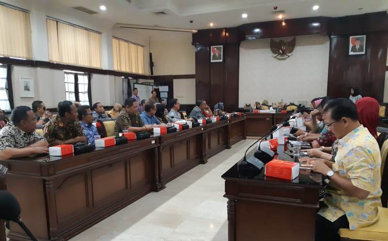 Wali Kota Risma saat rapat bersama para Camat se Surabaya/Foto: Arry Saputra