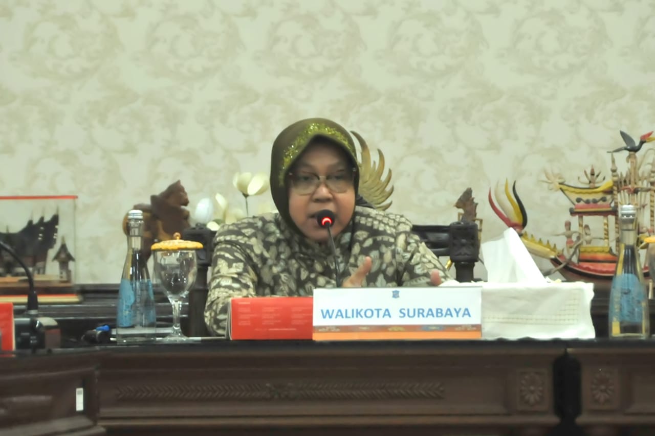 Wali Kota Risma saat memimpin rapat bersama Camat se Surabaya/Foto: Arry Saputra