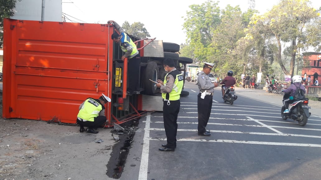 Polisi saat melihat kondisi truk fuso yang terlibat kecelakaan di Madiun/Foto: Mita Kusuma