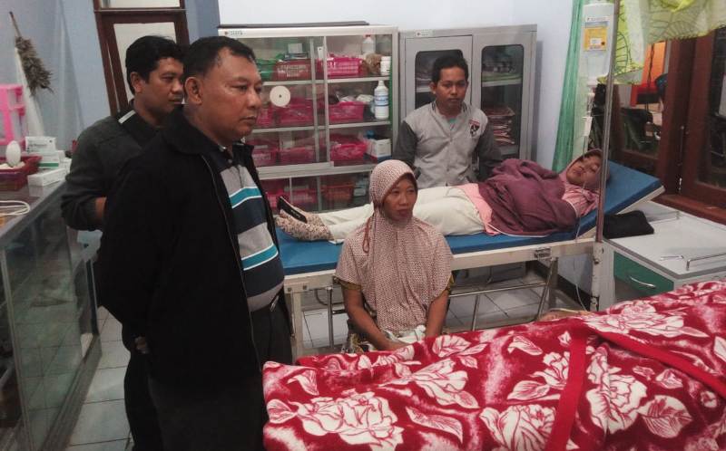 Kapolsek Kwadungan, AKP I Wayan Murtika saat menjenguk korban yang dirawat inap/Foto: Mita Kusuma