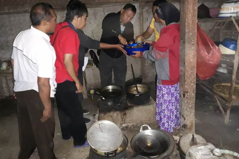 Pihak kepolisian dan Dinas Kesehatan Ngawi mengambil sampel makanan yang diduga penyebab keracunan/Foto: Mita Kusuma