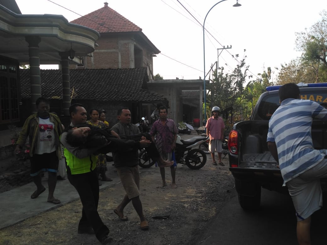 Petugas mengevakuasi korban.