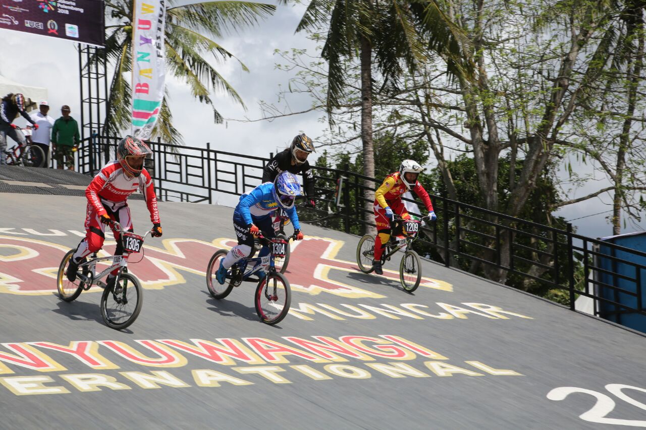 Pebalap Timnas BMX Indonesia berada di posisi terdepan.

