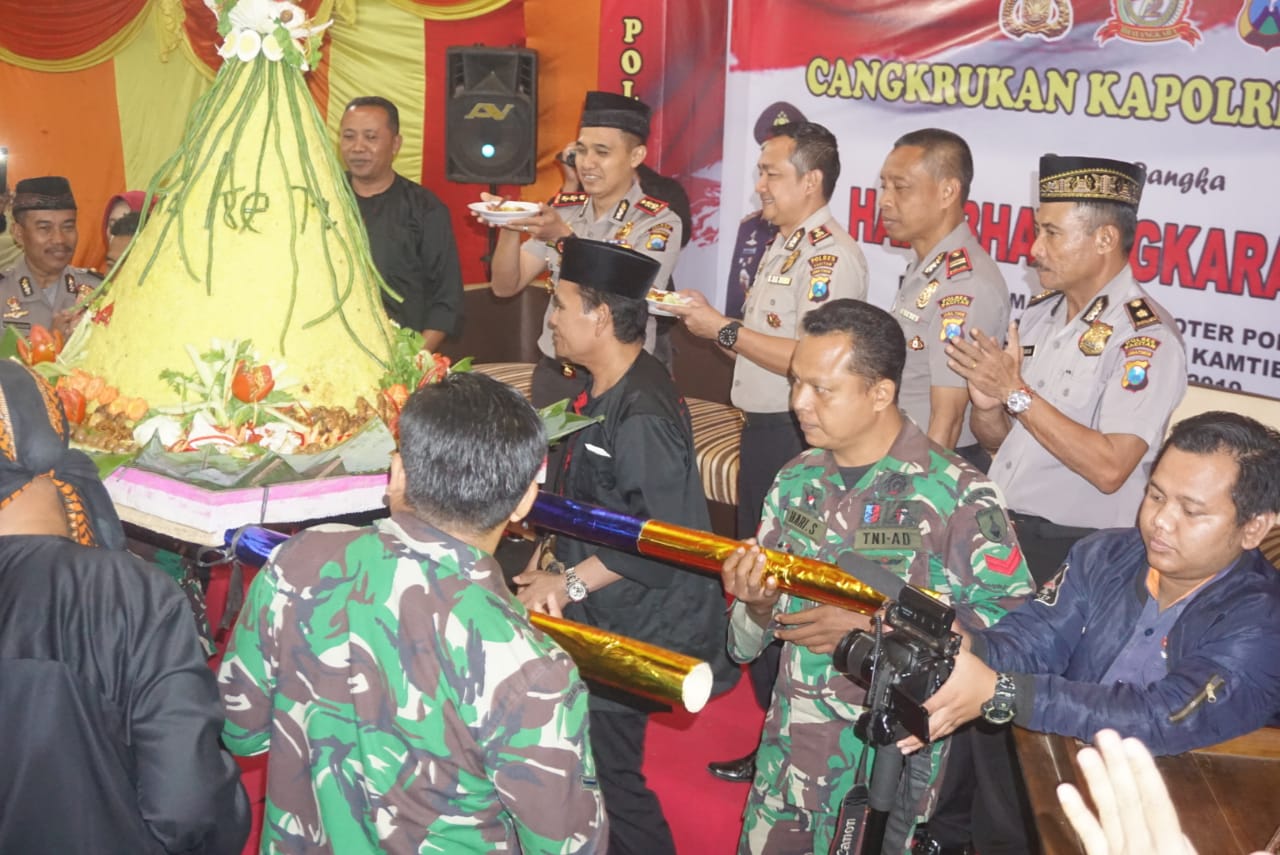 Kapolres menerima kejutan berupa tumpeng raksasa.