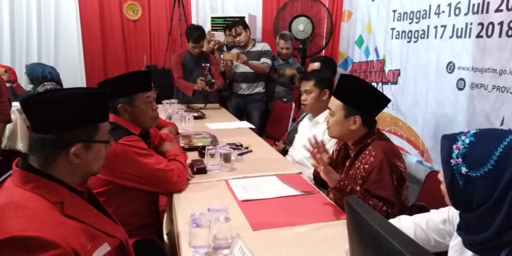 Komisionaer KPU Jatim menerima pendaftaran bacaleg.
