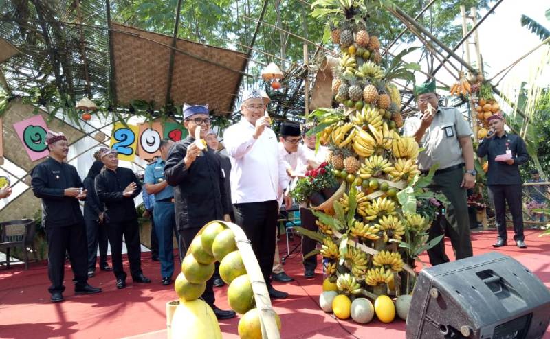Menteri Desa, Pembangunan Daerah Tertinggal, dan Transmigrasi, Eko Putro Sandjojo dan Bupati Anas saat acara Banyuwangi Agro Expo 2018/Foto: Istimewa 