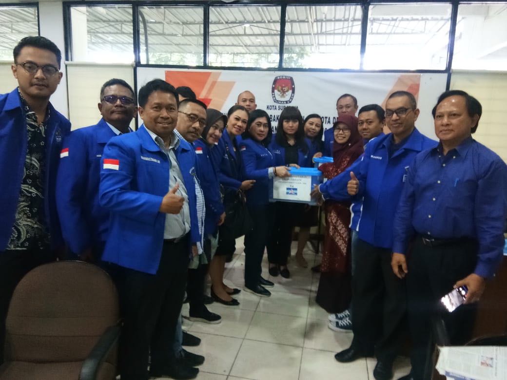 Jajaran pengurus Partai Demokrat saat mendaftarkan bacaleg.