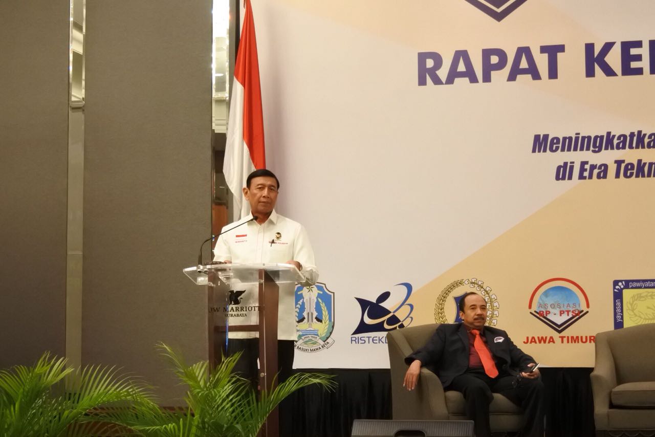 Menkopolhukam RI Wiranto, saat memberikan pesan operatif di acara Rakernas I di Surabaya.

