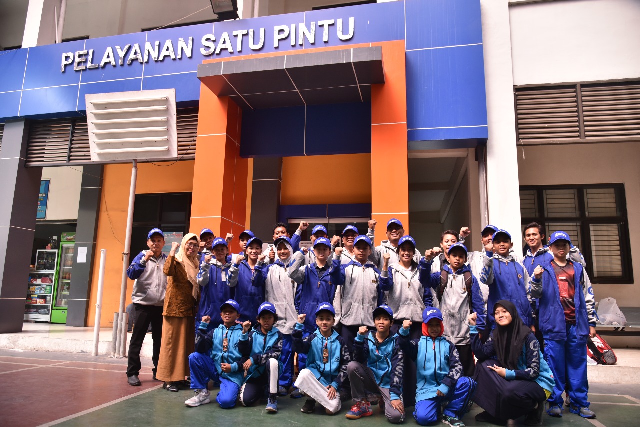 Atlet dari Surabaya saat berpose sebelum nantinya bertanding.