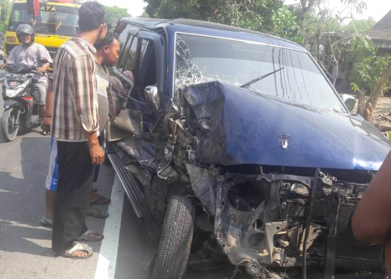 Mobil kijang yang oleng dan nabrak truk tronton/Foto: Mita Kusuma