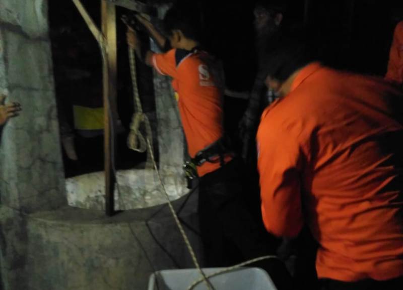 Proses penyelamatan nenek Sainem di dalam sumur/Foto: Mita Kusuma
