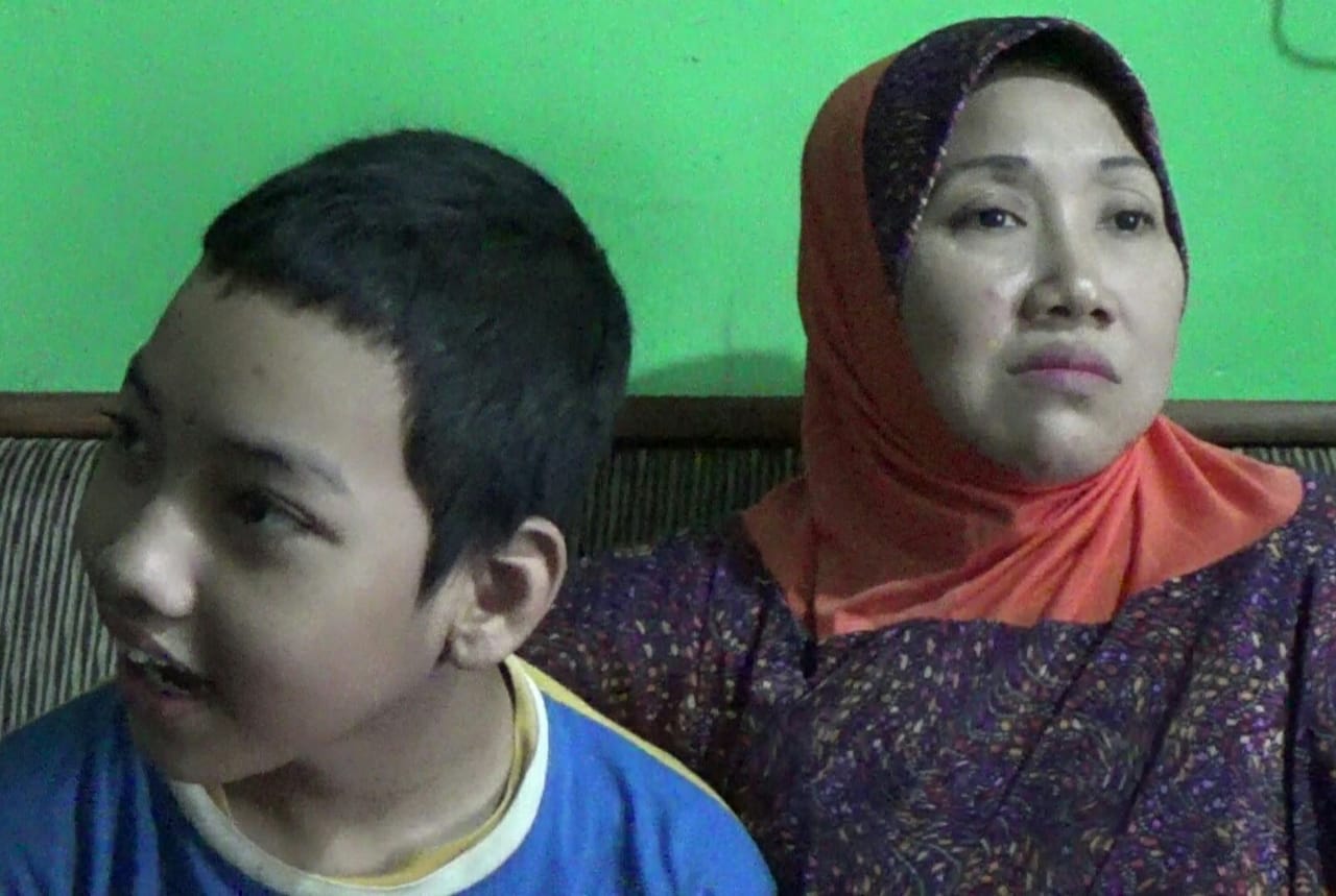 Saif bersama sang ibu.