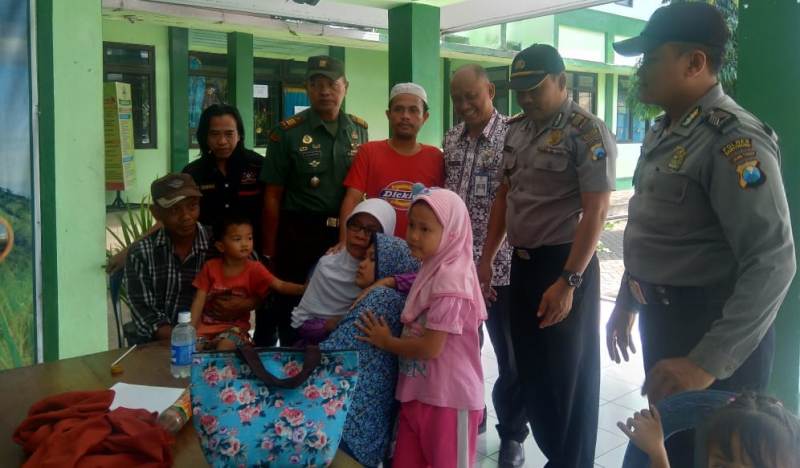 Wanita cantik yang ingin ke rumah Allah itu saat dijemput keluarganya di Mapolsek/Foto: Irul Hamdani