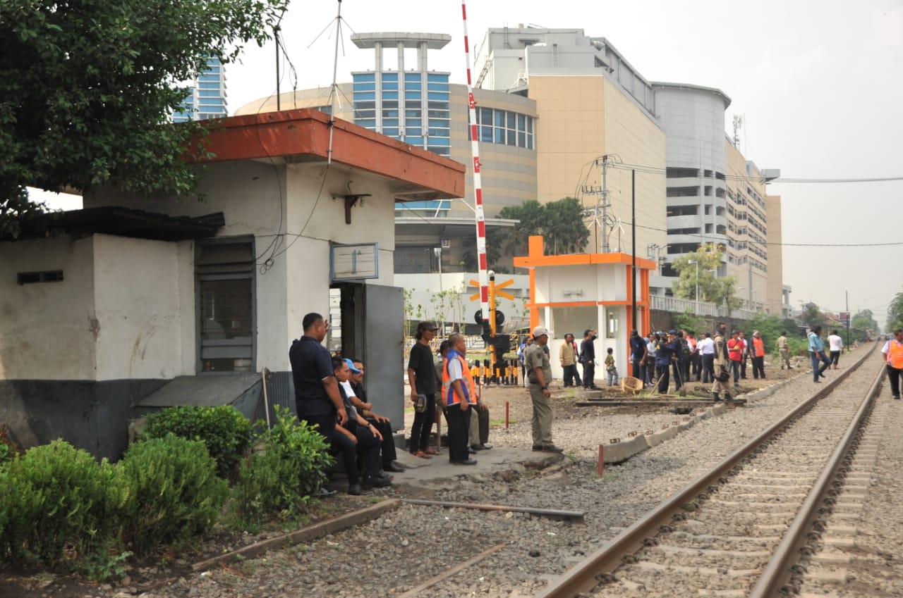 Lokasi rel kereta api yang selalu menyebabkan kemacetan/Foto: Arry Saputra